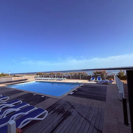Vue Avec Terrasse Et Piscine *