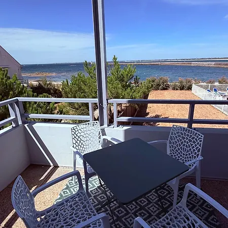 Vue Avec Terrasse Et Piscine Appartement