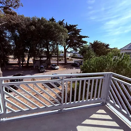 Vue Avec Terrasse Et Piscine *