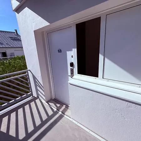 Vue Avec Terrasse Et Piscine