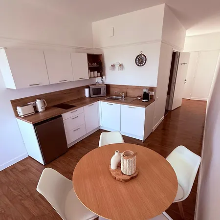 Vue Avec Terrasse Et Piscine Appartement