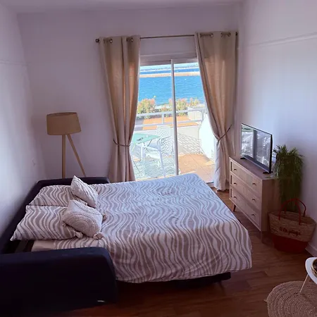 Vue Avec Terrasse Et Piscine Appartement